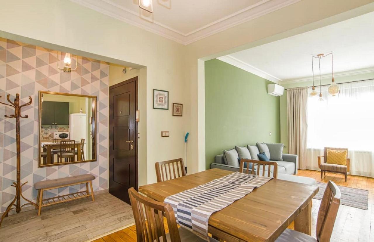 Top Central 2 Bedroom Next To Ndk
